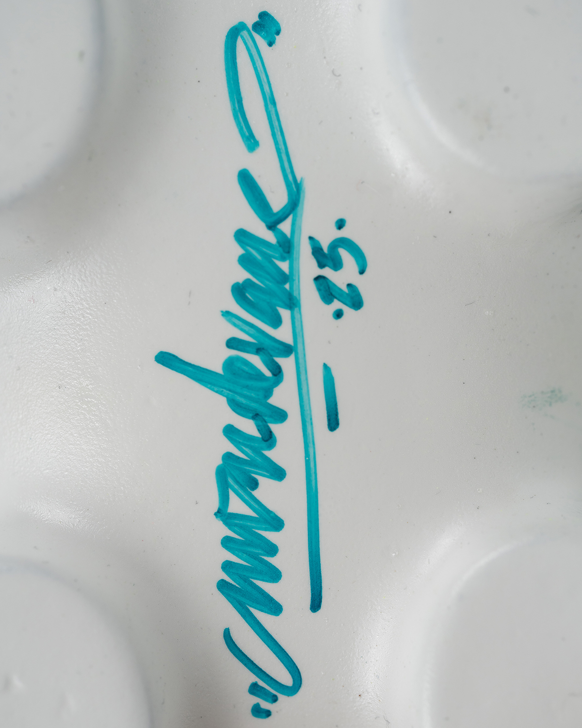 Xabarín. Pieza única de resina y esmalte pintada a mano.